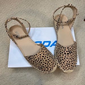 Platform closed toed shoe.